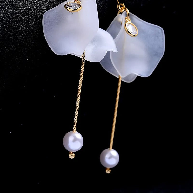 Aiah – Boucles d’Oreilles Pétales & Perles en Or Blanc