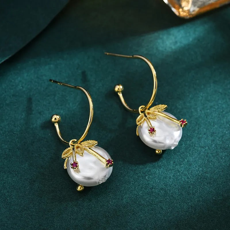 Cléa – Boucles d’Oreilles Vintage Cerise en Or & Perle