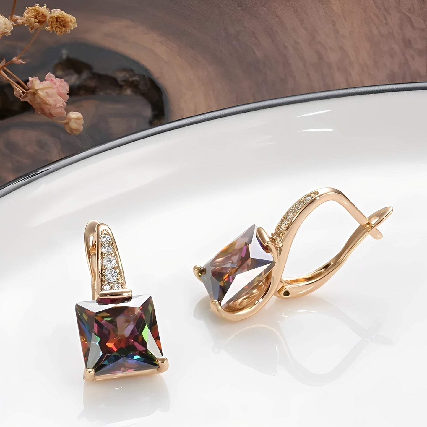 Celina – Boucles d'Oreilles Dorées avec Cubic Zirconia de Couleurs