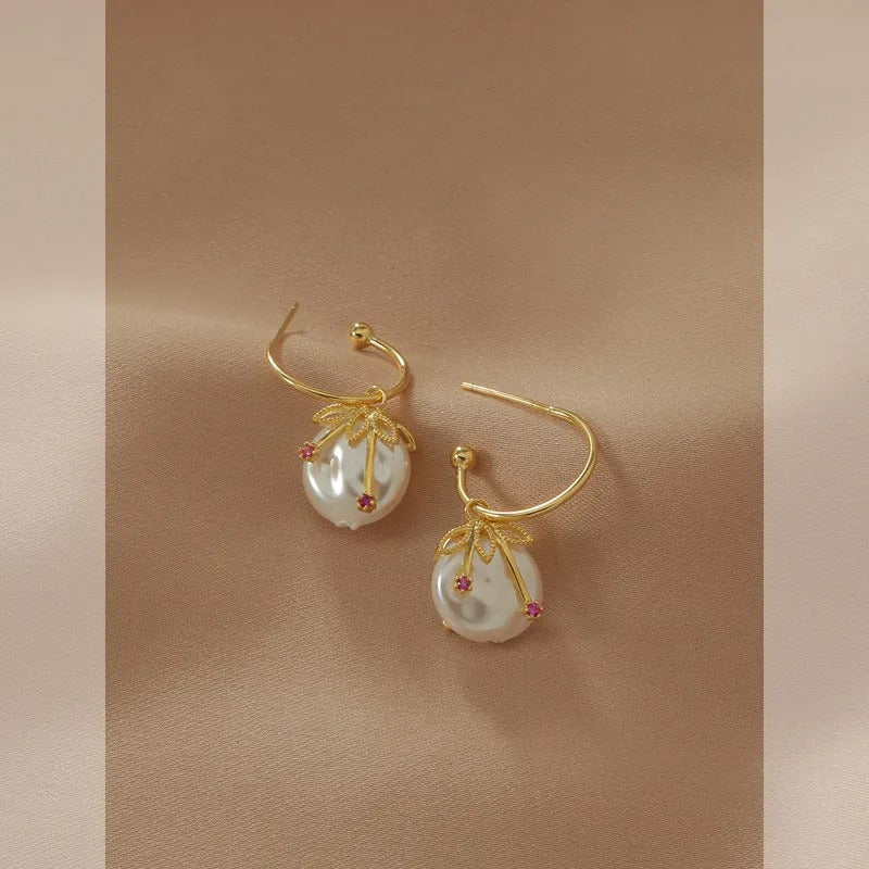 Cléa – Boucles d’Oreilles Vintage Cerise en Or & Perle