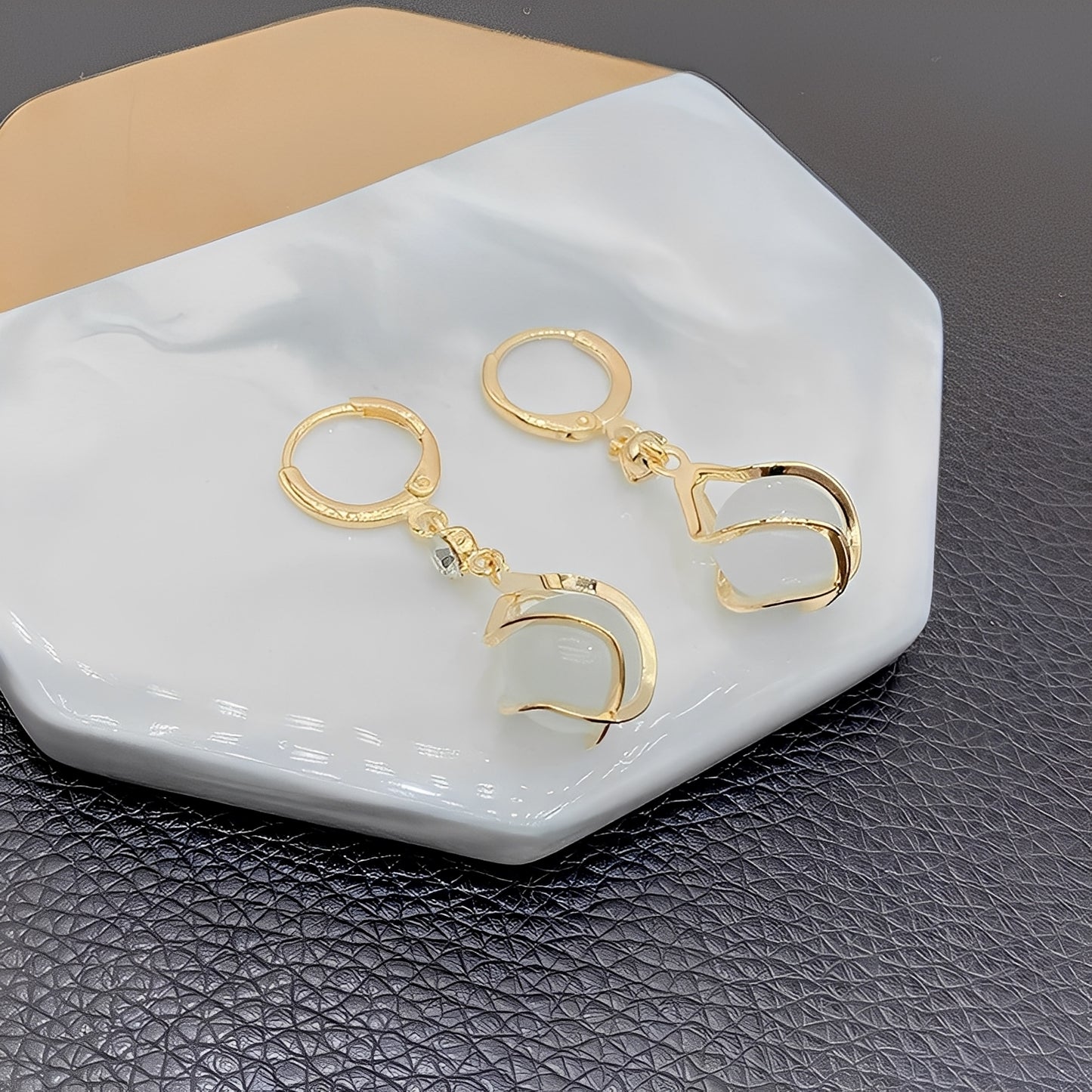 Gabrielle – Boucles d’Oreilles Or avec Opale Blanche