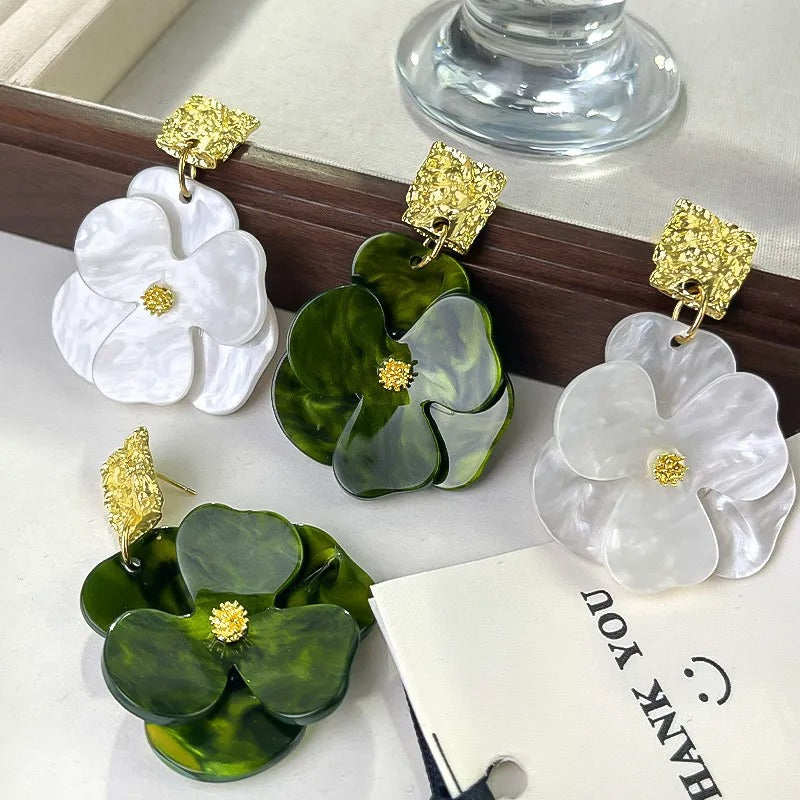 Thelma – Boucles d’Oreilles Pendantes Florales Dorées