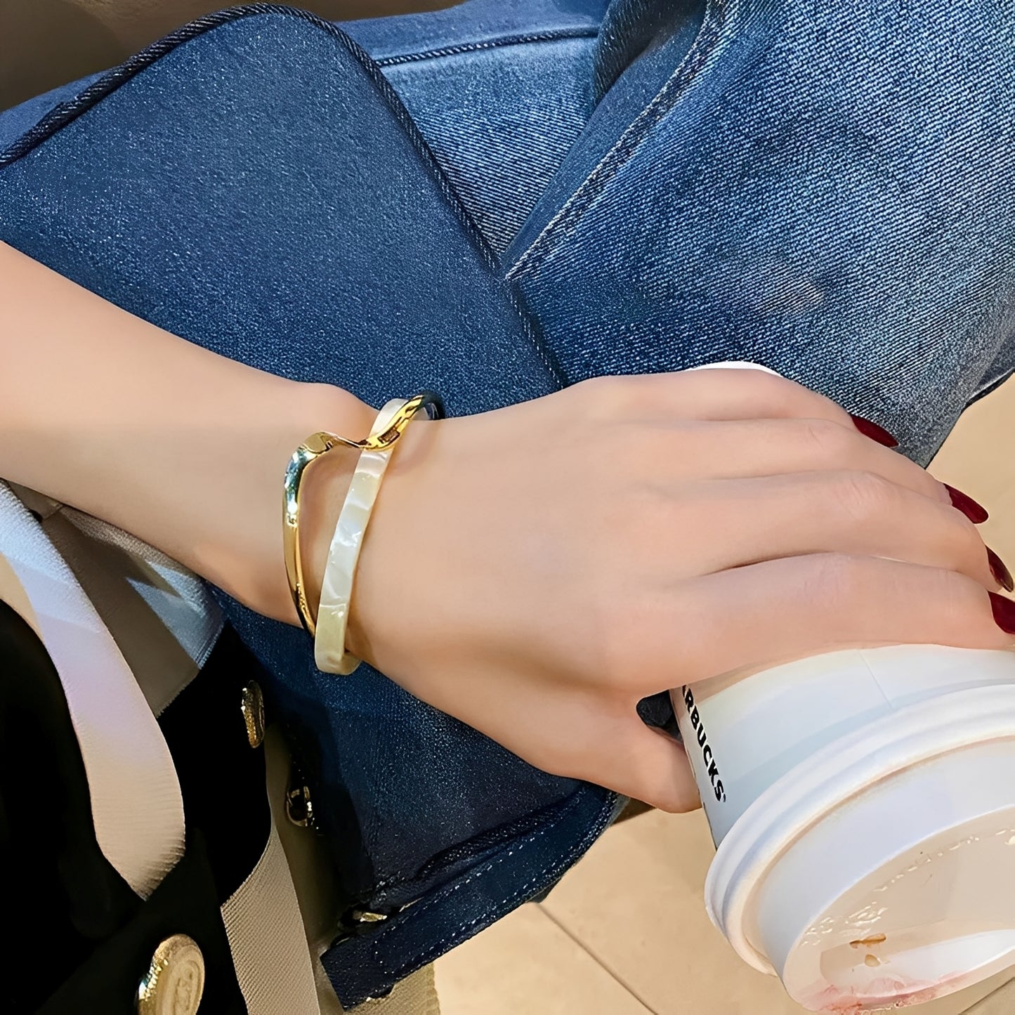 Bea – Bracelet Doré à Opale Blanche