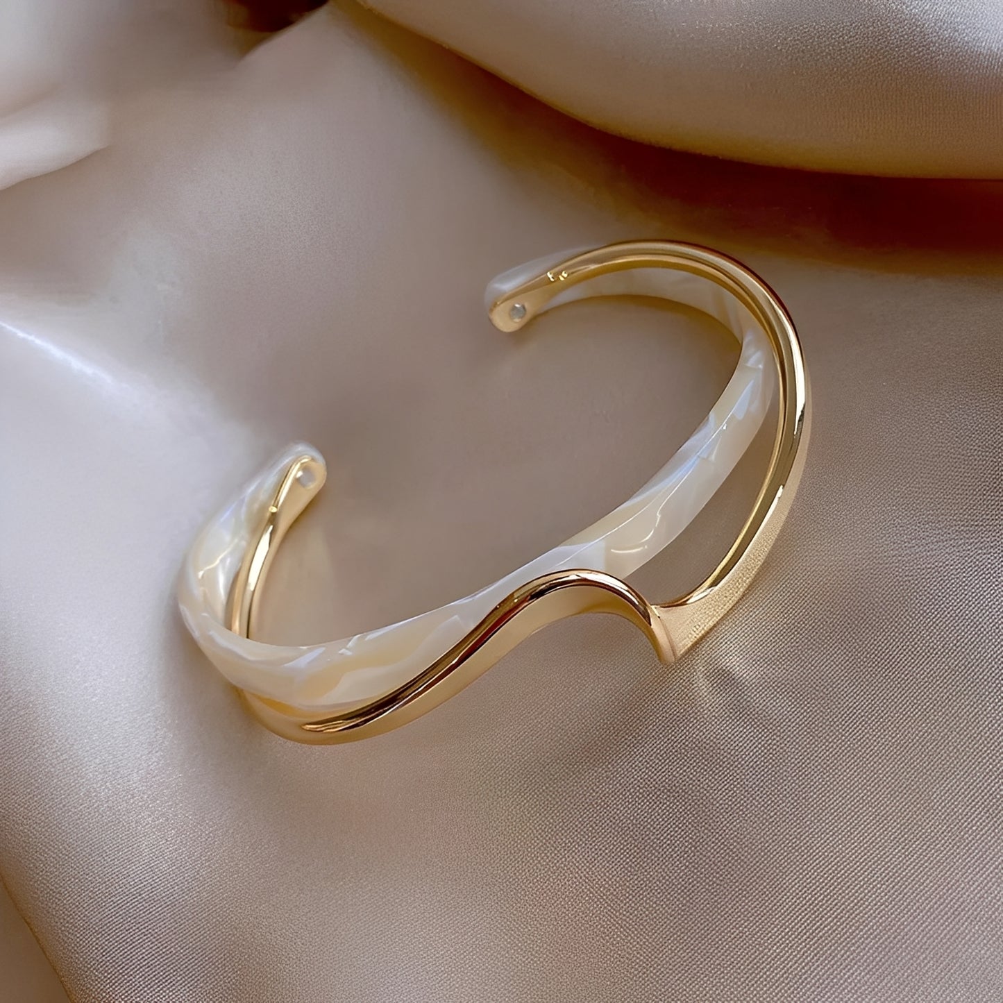 Bea – Bracelet Doré à Opale Blanche