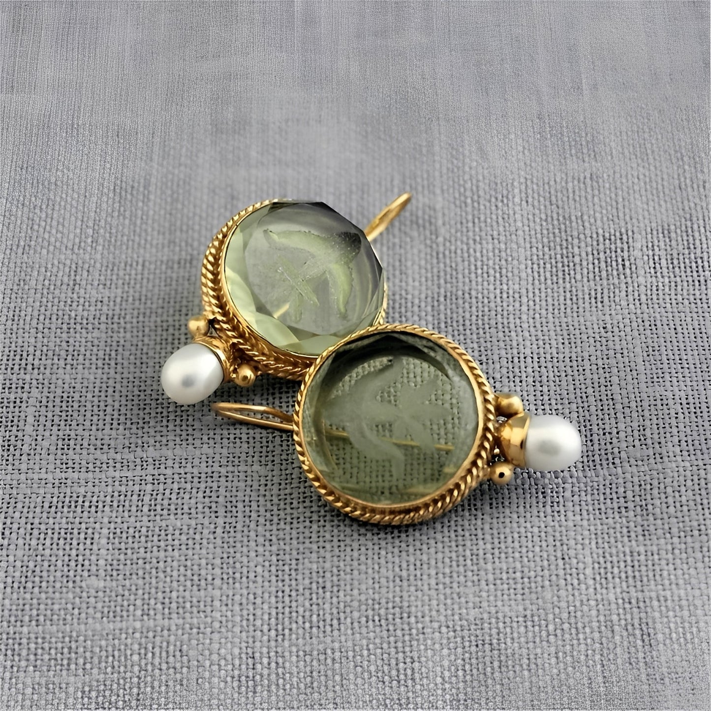 Noa – Boucles d'Oreilles Vintage avec Pierre Verte Ronde et Perles