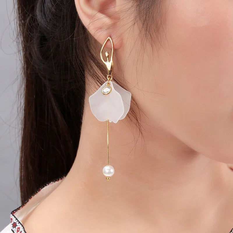 Aiah – Boucles d’Oreilles Pétales & Perles en Or Blanc