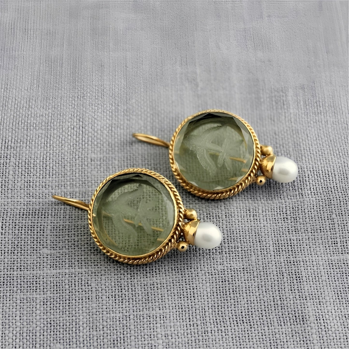 Noa – Boucles d'Oreilles Vintage avec Pierre Verte Ronde et Perles
