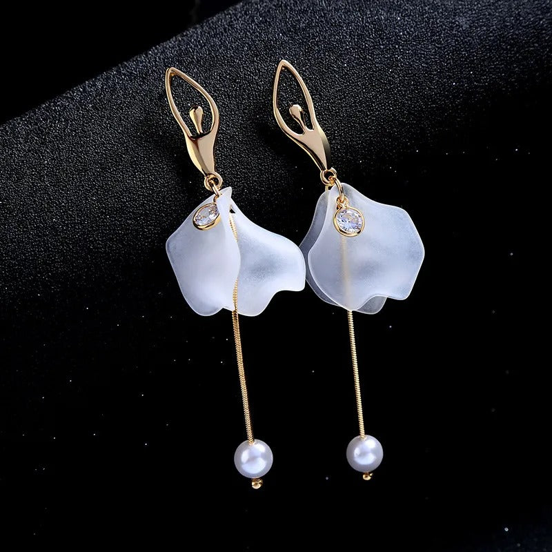 Aiah – Boucles d’Oreilles Pétales & Perles en Or Blanc