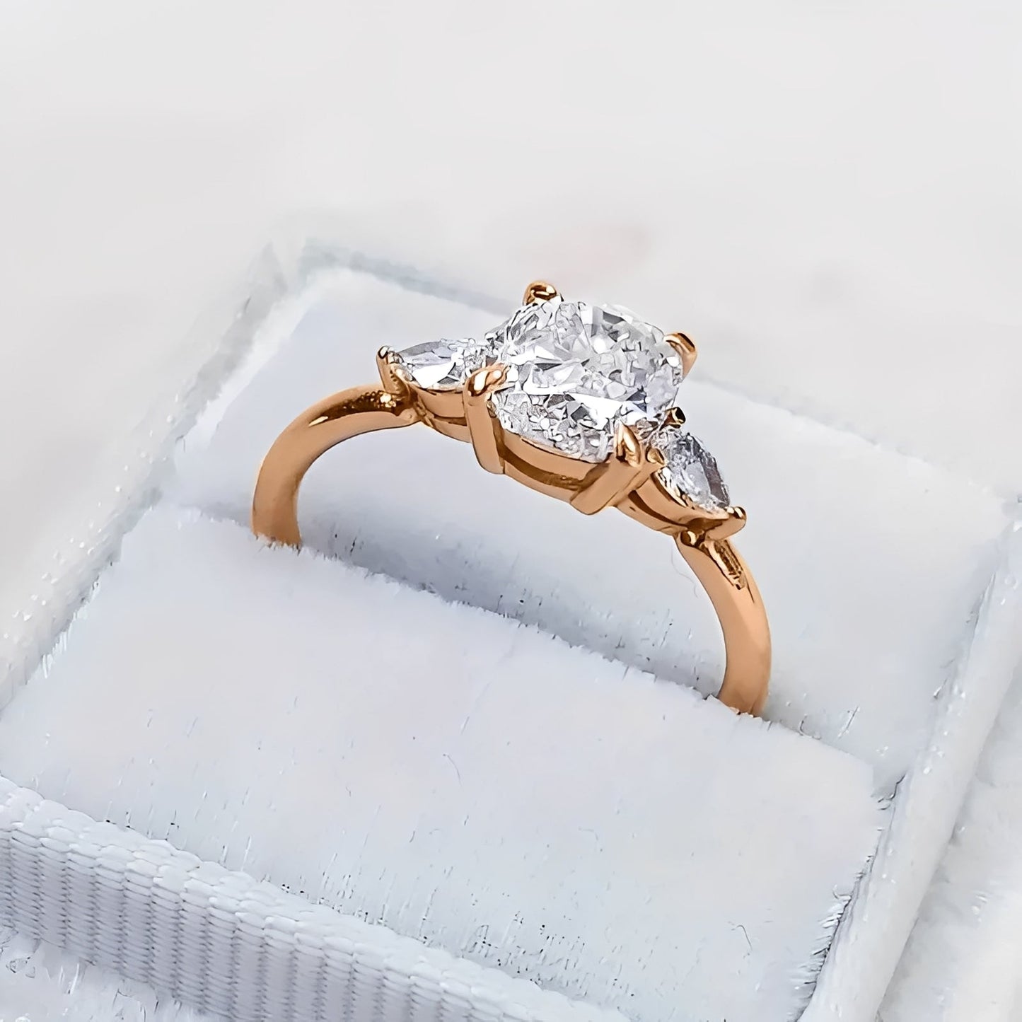 Clara – Bague Élégante en Or Rose avec Pierre Carrée