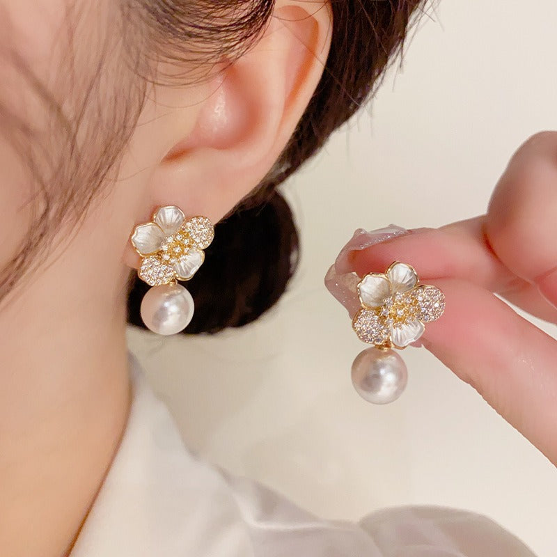 Auriane – Boucles Pendantes Perle & Camélia