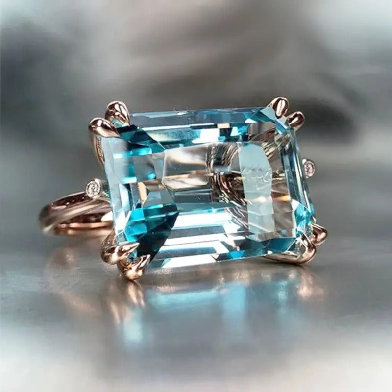 Lisa – Bague Vintage avec Zircon Bleu Étincelant
