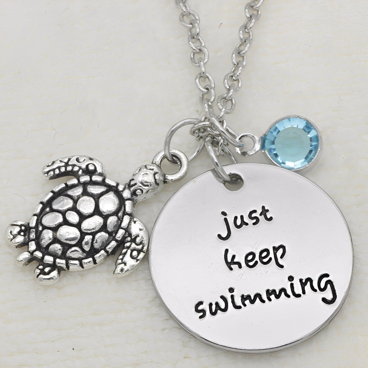 Felia – Collier Tortue Argent Gravé Keep Swimming