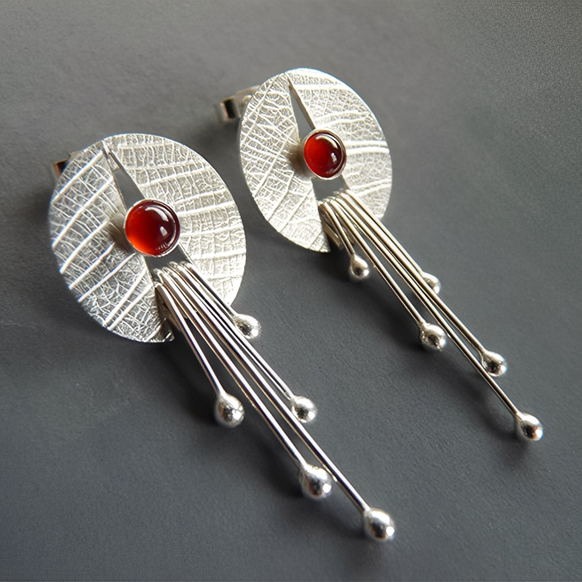 Carmine – Boucles d'Oreilles Pendantes avec Pierre Rouge et Design Ajouré