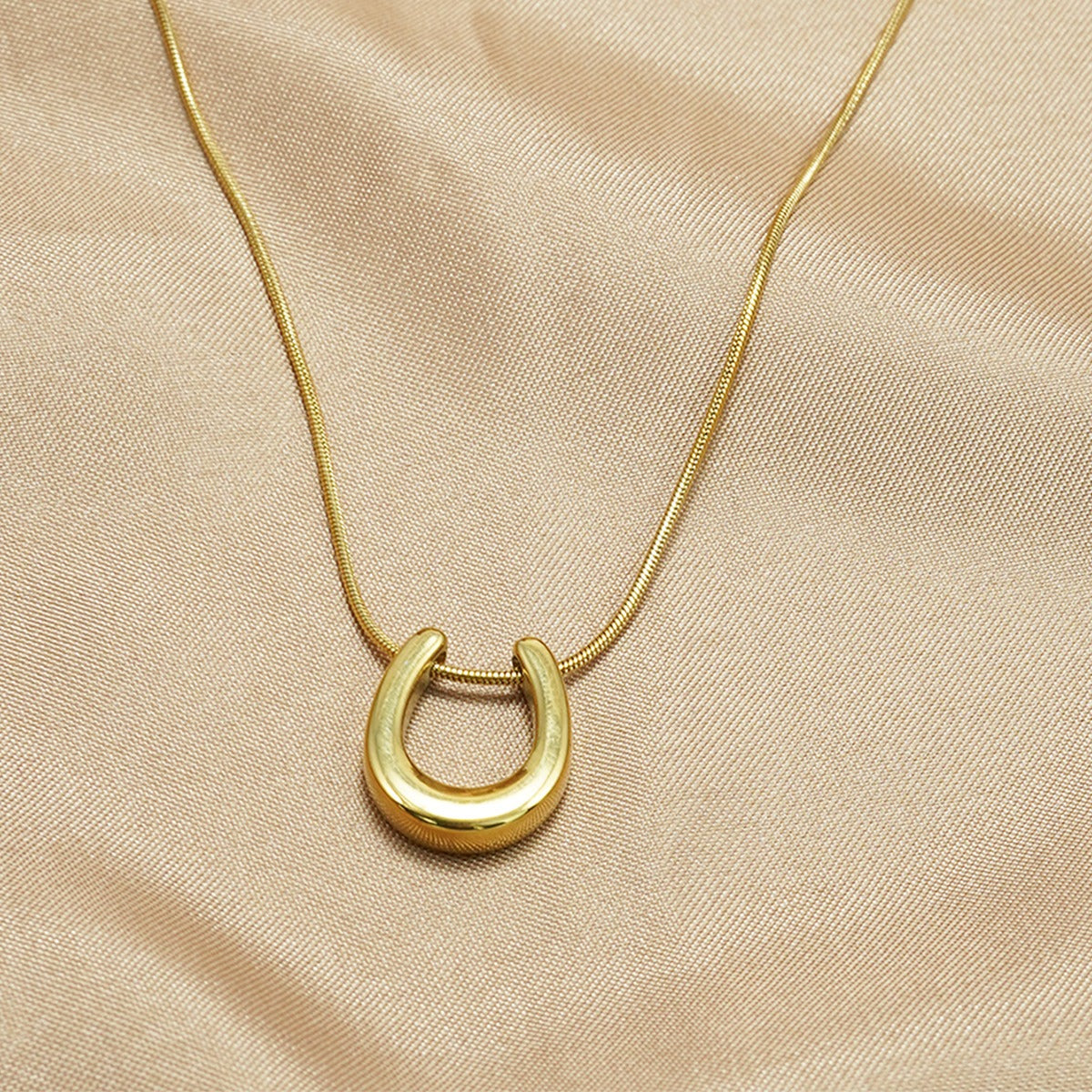 Caitlin – Collier Fer à Cheval Porte-Bonheur Doré