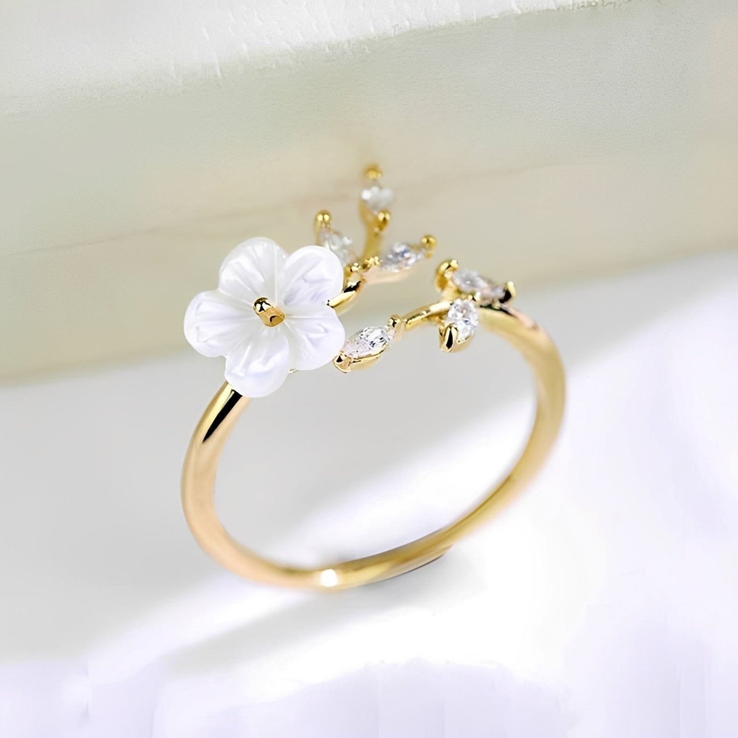 Mayla – Bague Florale avec Fleurs Blanches et Cubic Zirconia