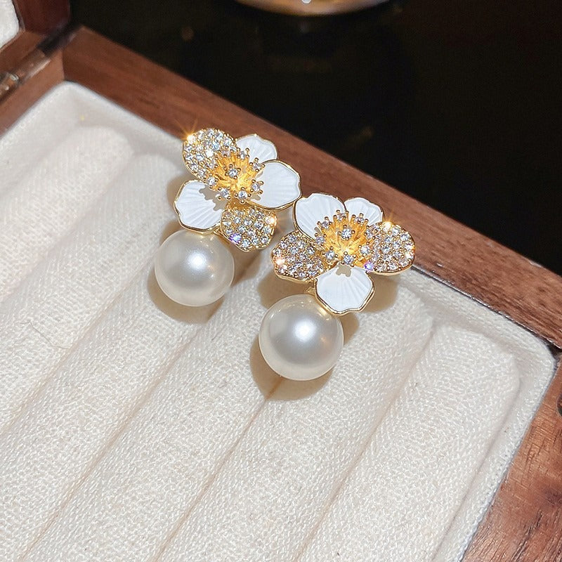Auriane – Boucles Pendantes Perle & Camélia