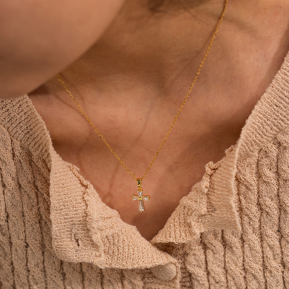 Mae – Collier Croix en Zirconia Doré