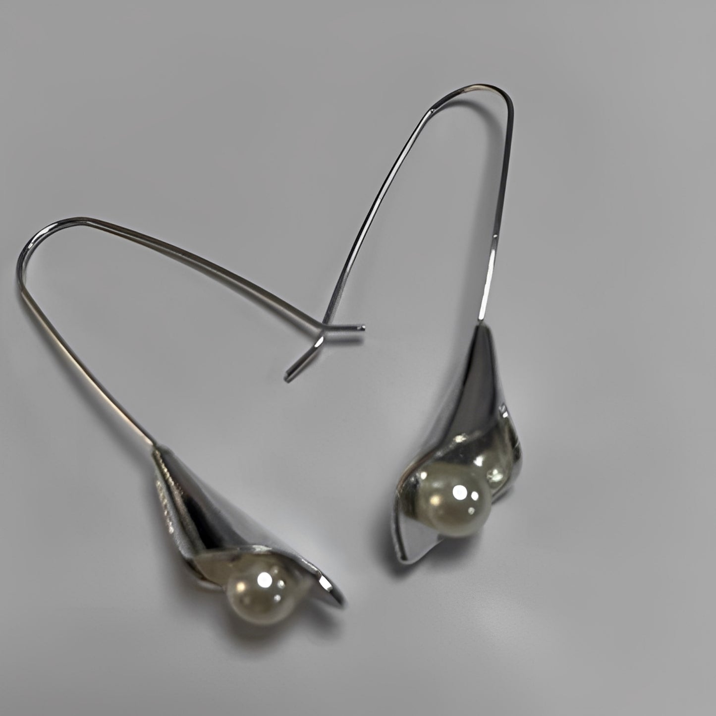 Iris – Boucles d’Oreilles Élégantes Feuille et Perle