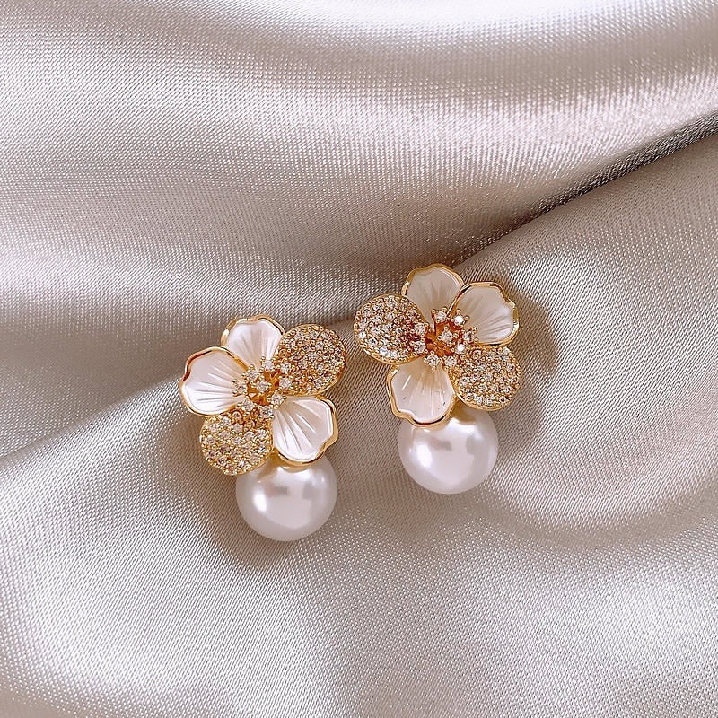 Auriane – Boucles Pendantes Perle & Camélia