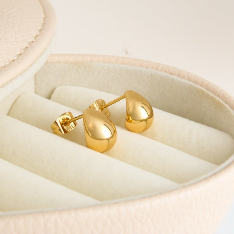 Erica – Boucles d’Oreilles Puces Goutte Minimalistes