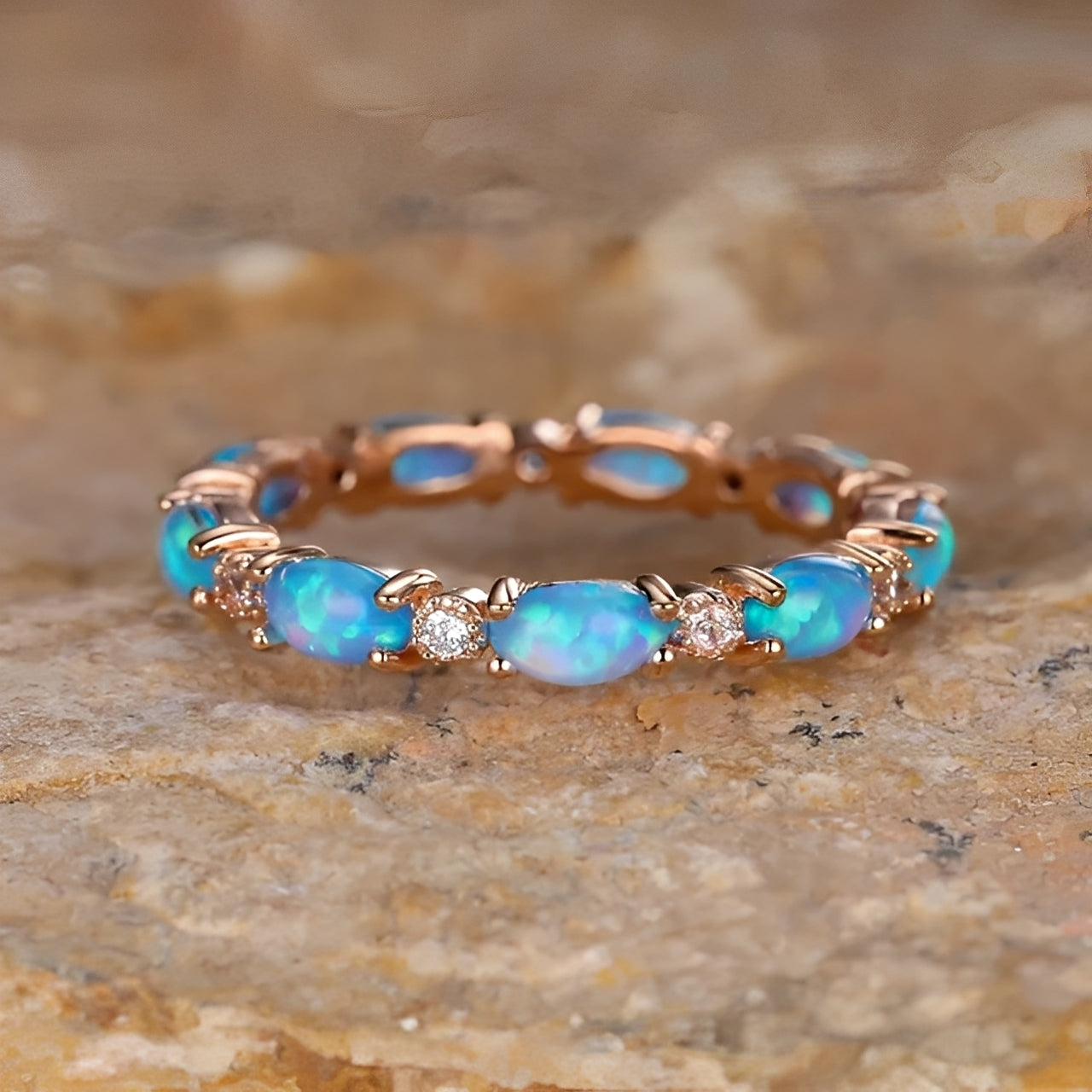 Jane – Bague en Opale Bleue avec Détails Dorés