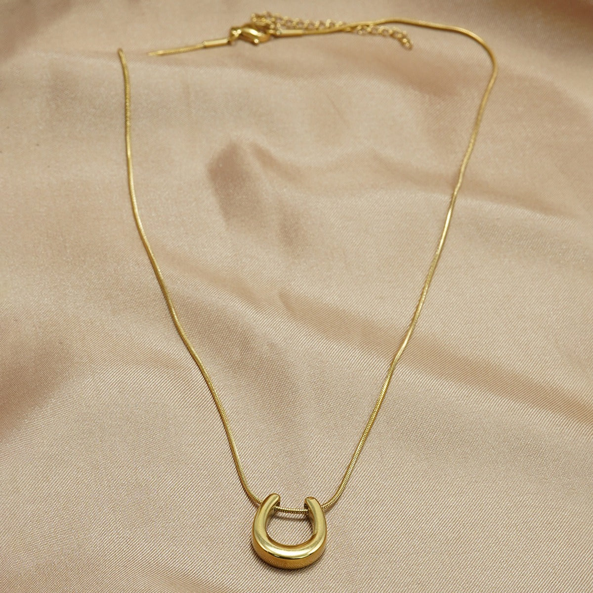 Caitlin – Collier Fer à Cheval Porte-Bonheur Doré