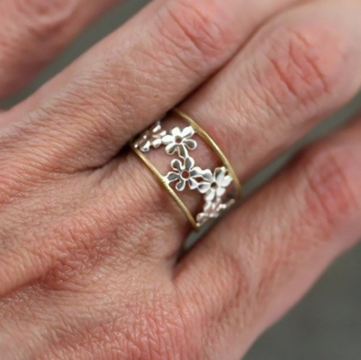 Florya – Bague Marguerite Ajournée au Design Irrégulier
