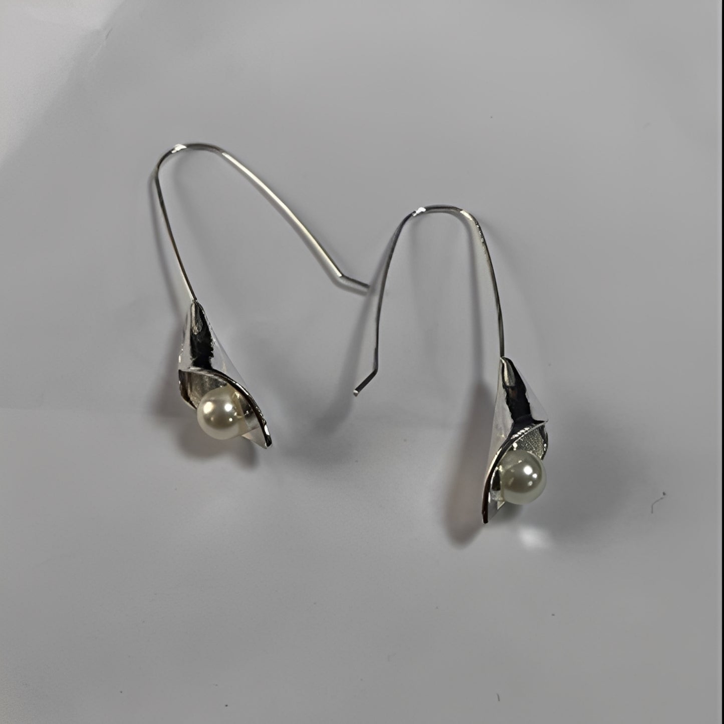 Iris – Boucles d’Oreilles Élégantes Feuille et Perle