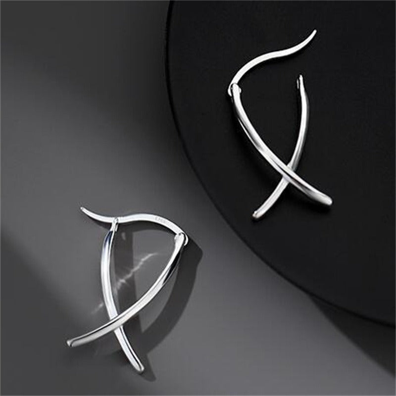 Emilie – Boucles d’Oreilles Lignes Croisées Élégantes