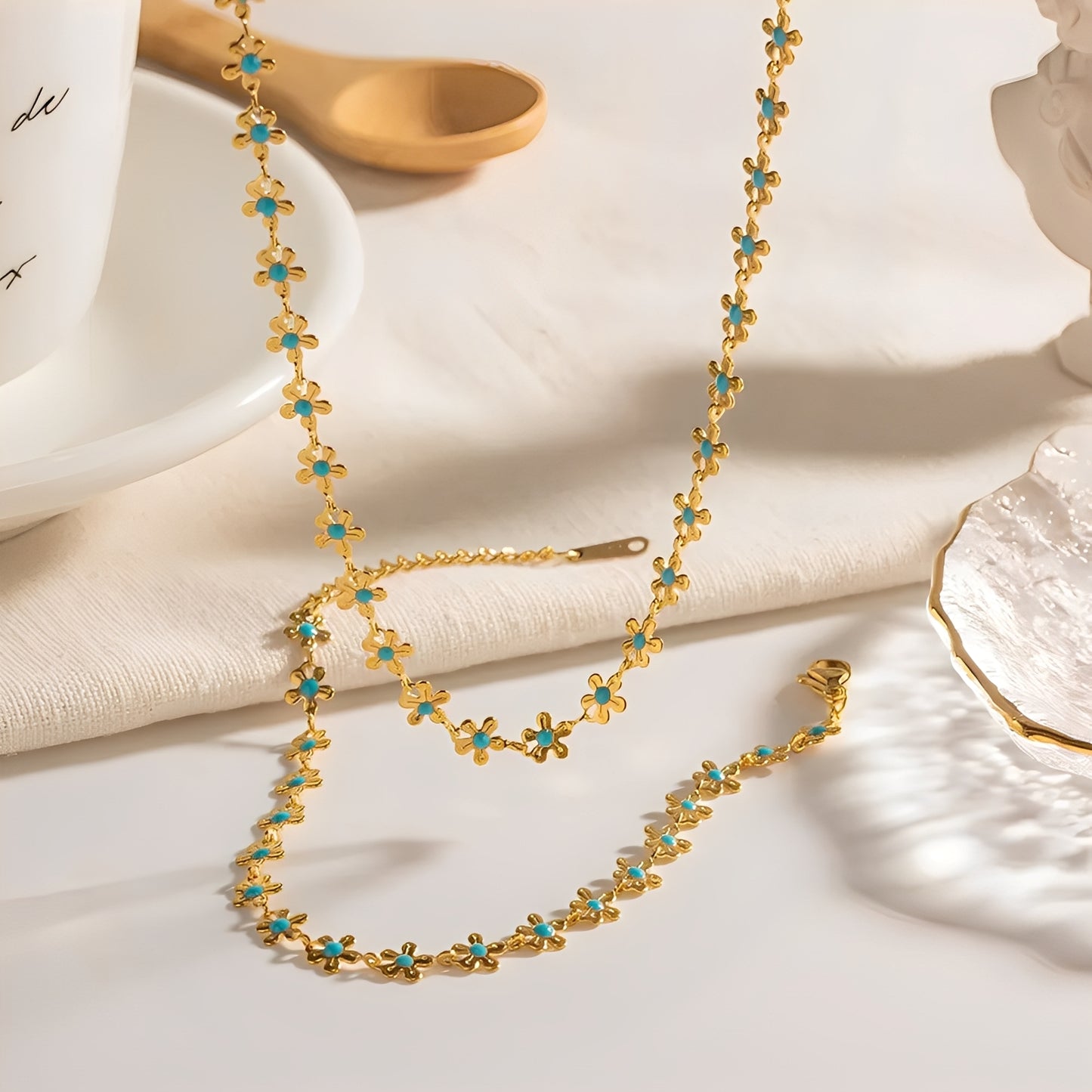Daphne – Collier Doré Marguerite Vintage