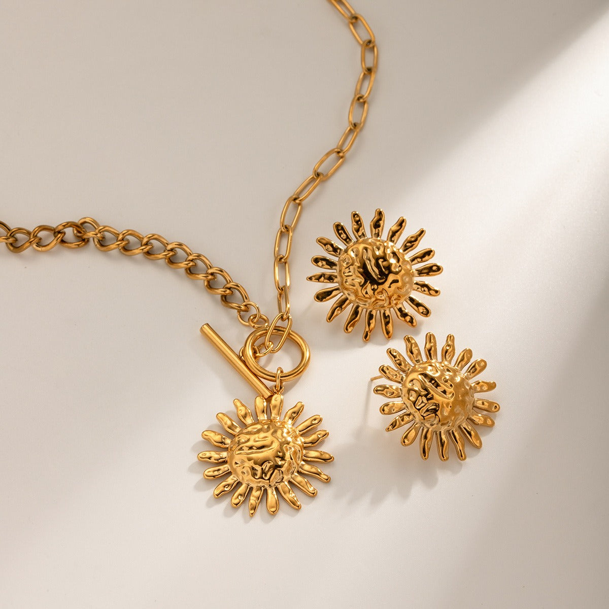 Milly – Collier Statement Doré Fleur de Tournesol
