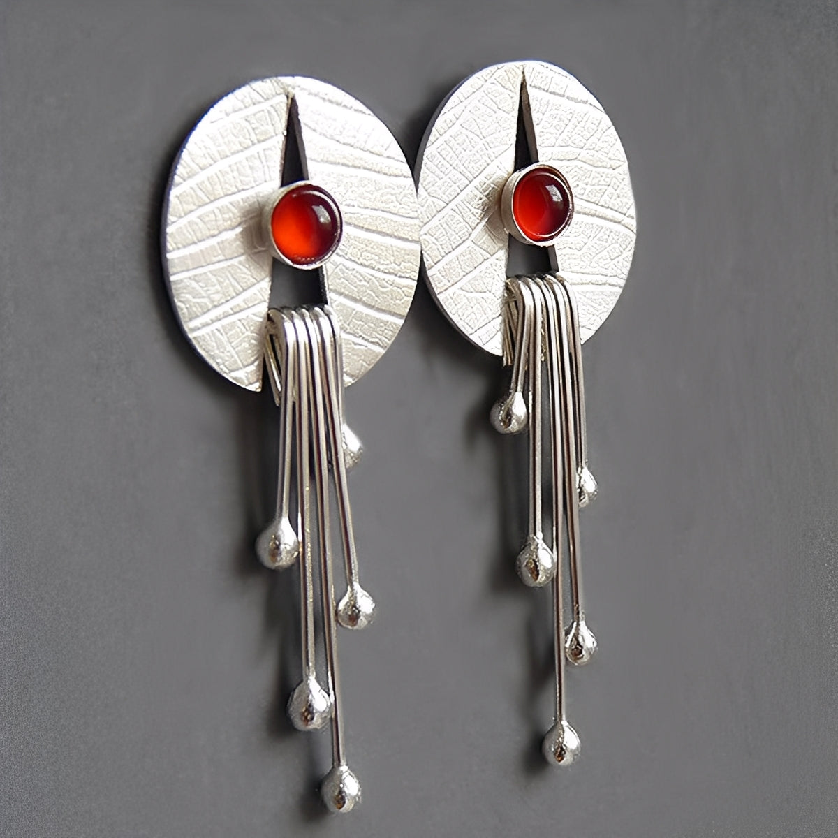 Carmine – Boucles d'Oreilles Pendantes avec Pierre Rouge et Design Ajouré