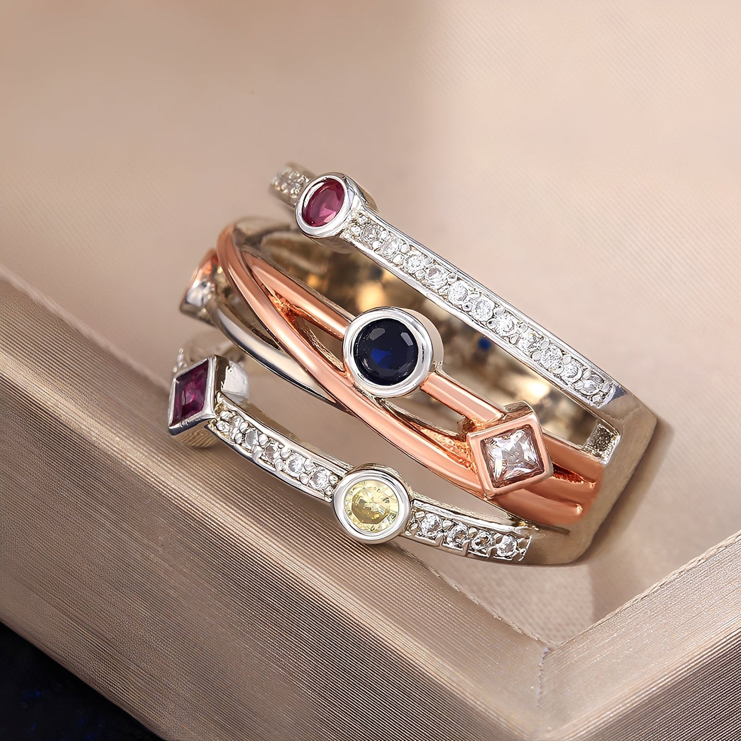 Jisoo – Bague Vintage Creuse avec Zircons de Couleurs
