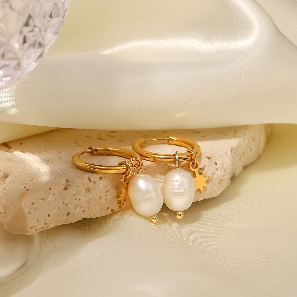 Silke – Boucles d’Oreilles Étoile et Perle d’Eau Douce Dorées