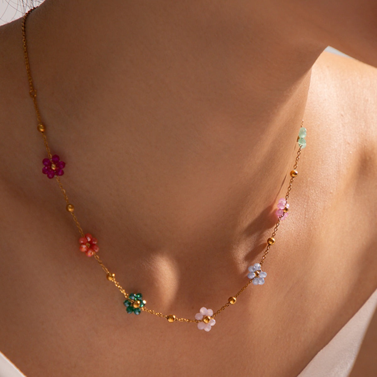 Karylle – Collier Doré à Petites Fleurs Colorées