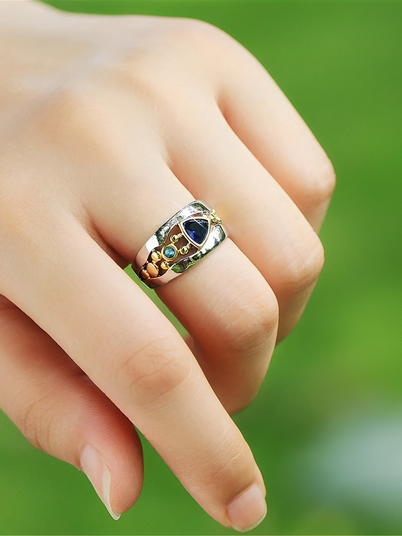 Ricca – Bague Vintage avec Cristal Bleu Étincelant