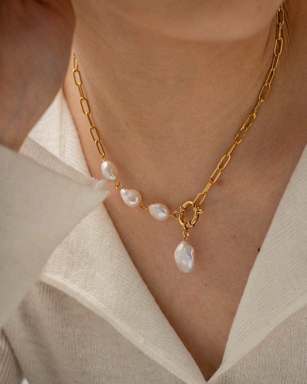 Amelia – Pendentif Femme Style Rétro