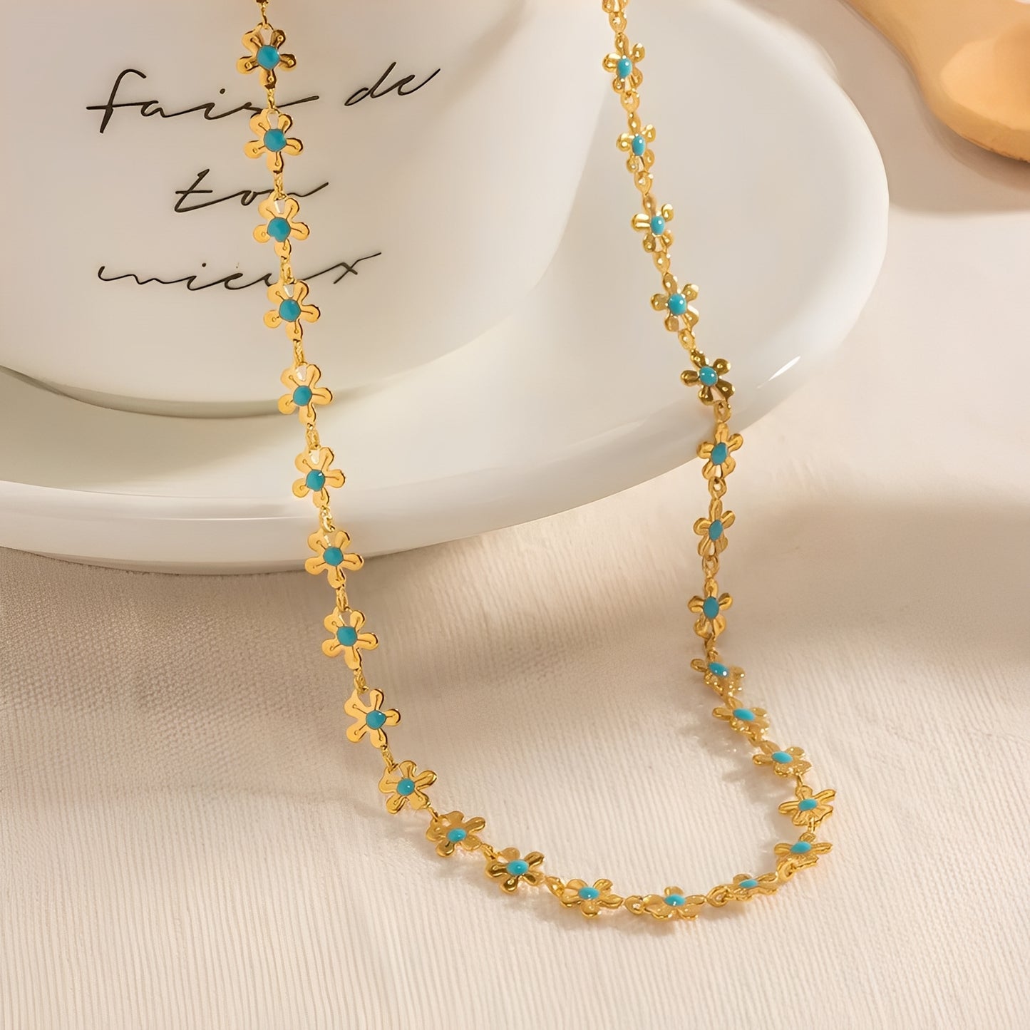 Daphne – Collier Doré Marguerite Vintage