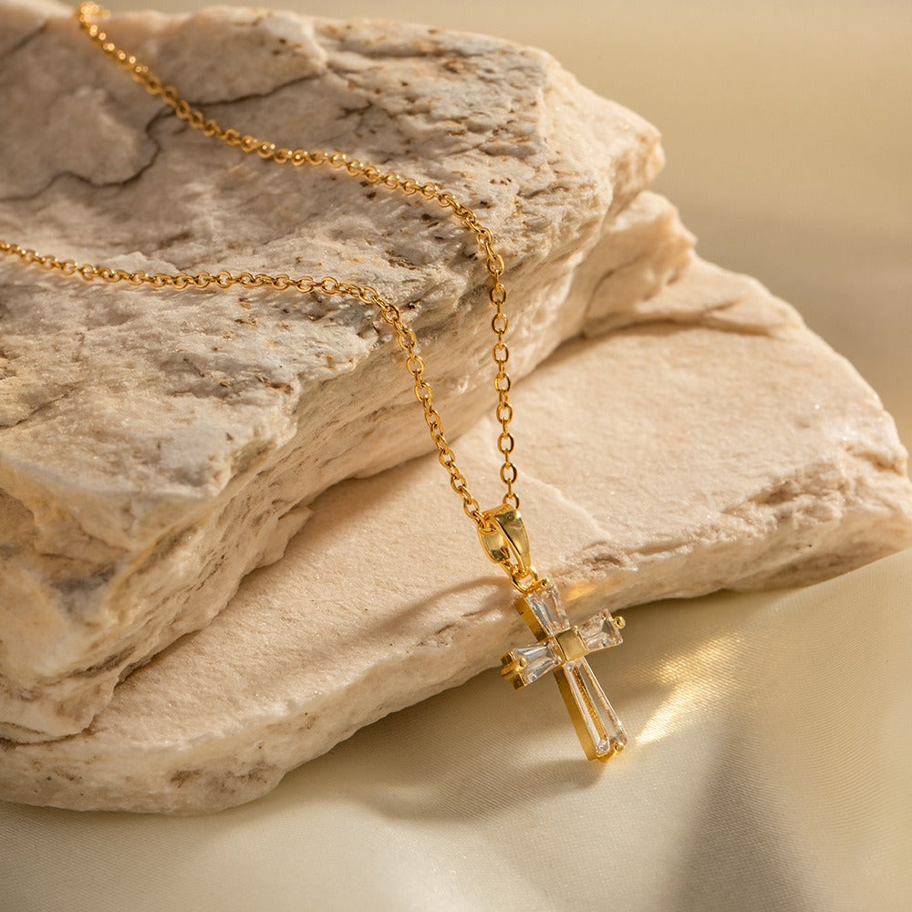 Mae – Collier Croix en Zirconia Doré