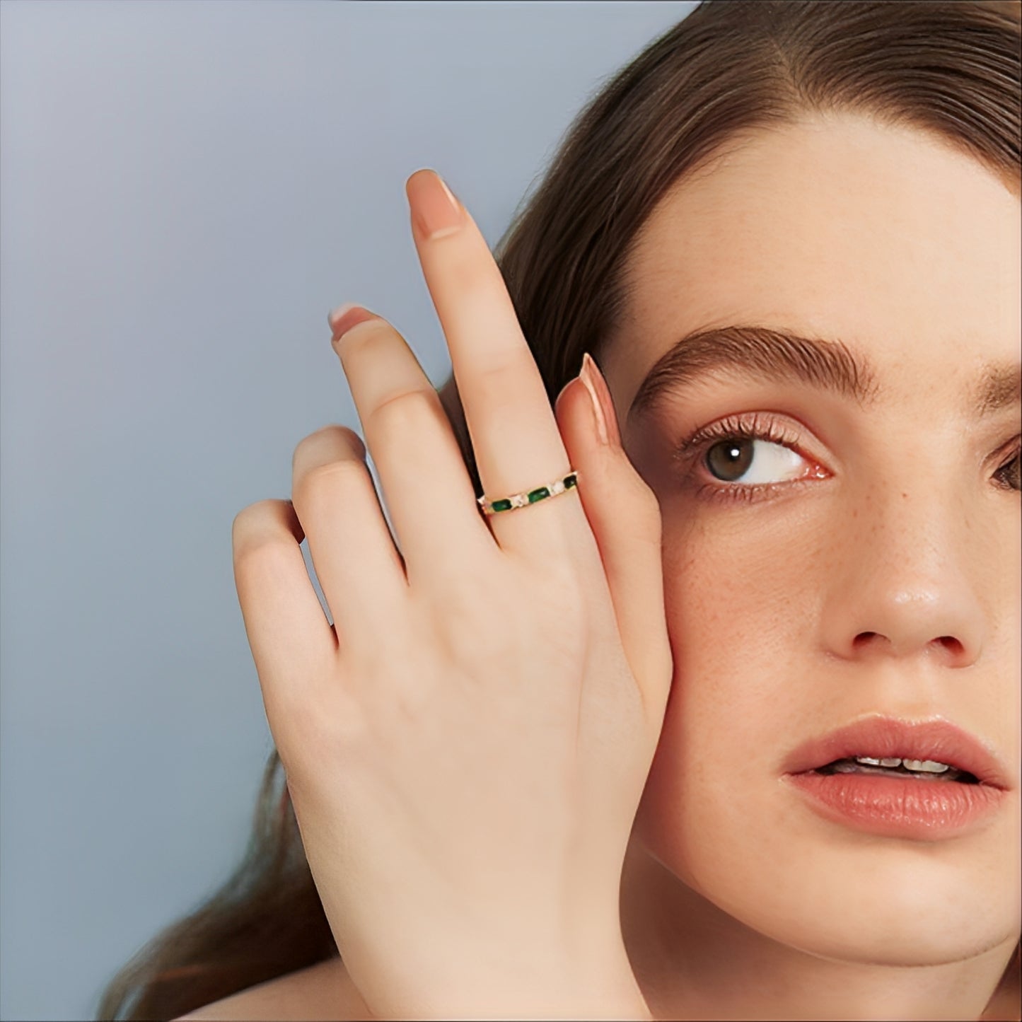 Emeralda – Bague Dorée Sertie de Zirconia Vert Élégant