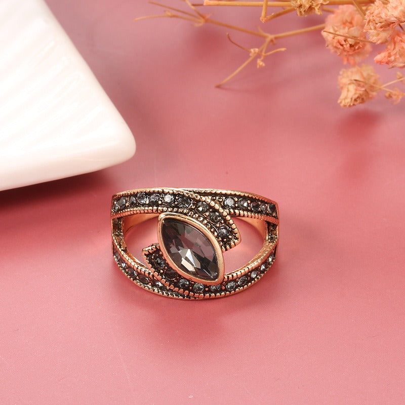 Amena – Bague Élégante en Cristal Noir