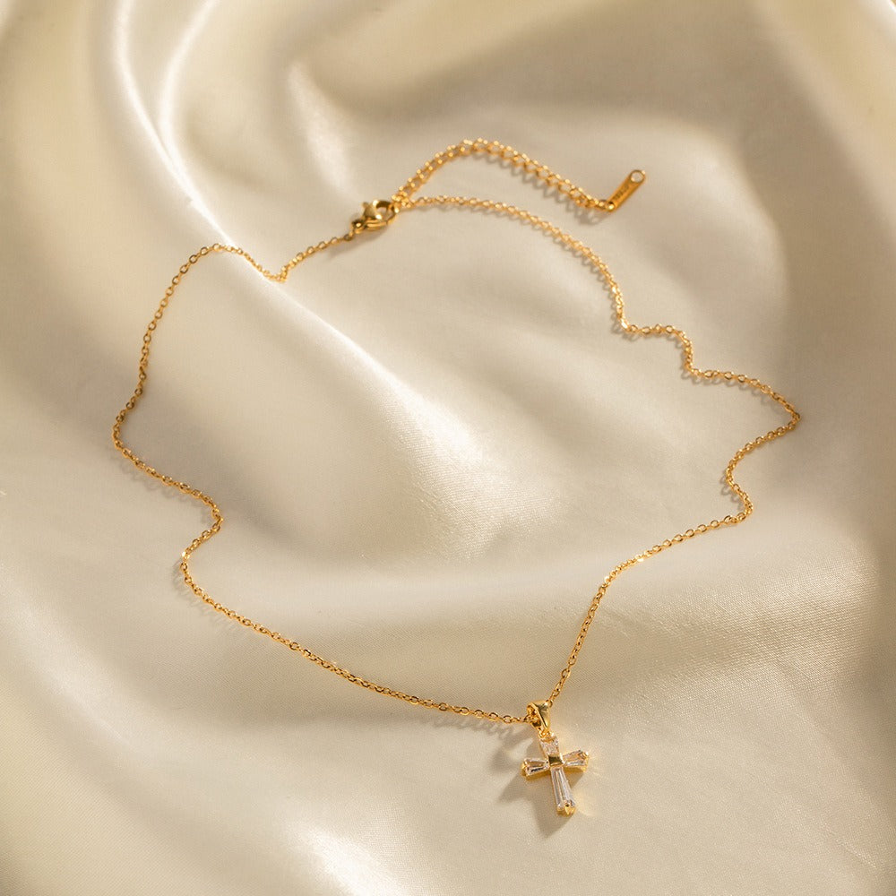 Mae – Collier Croix en Zirconia Doré