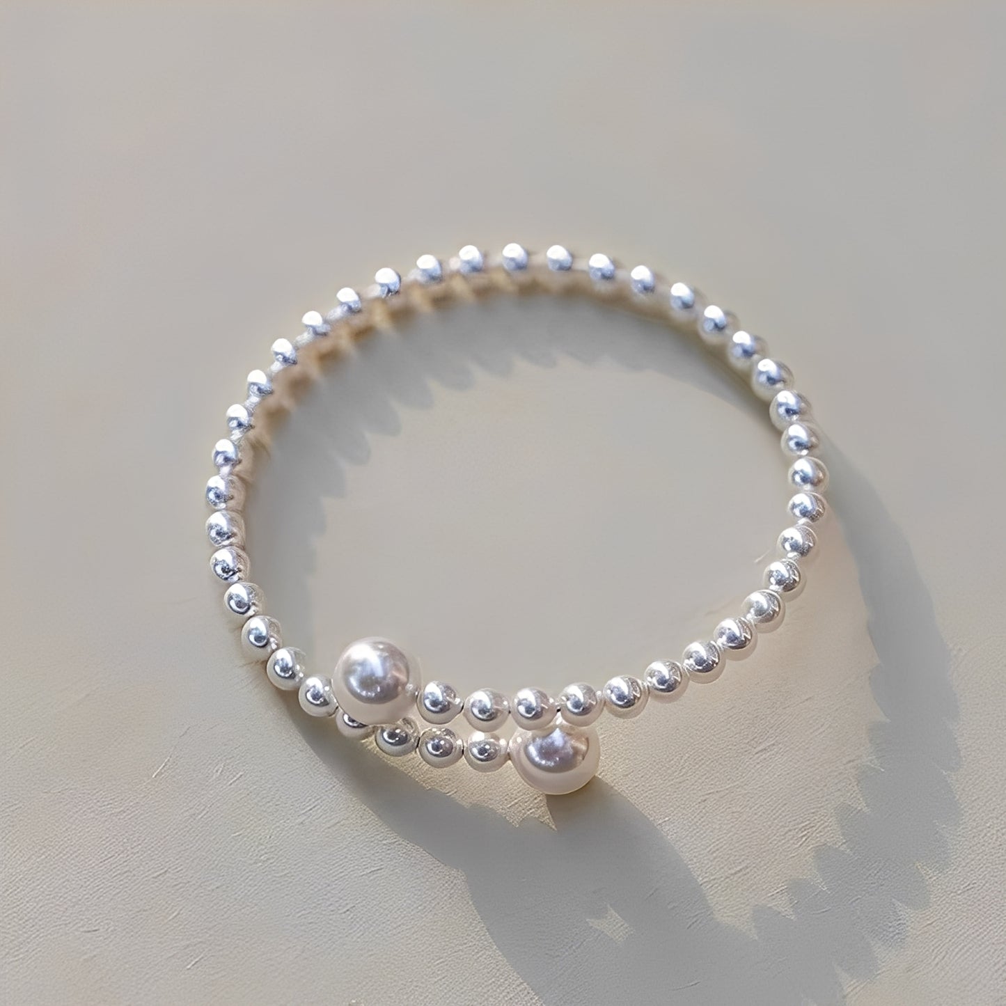 Emma – Bracelet Raffiné en Perles Ouvertes