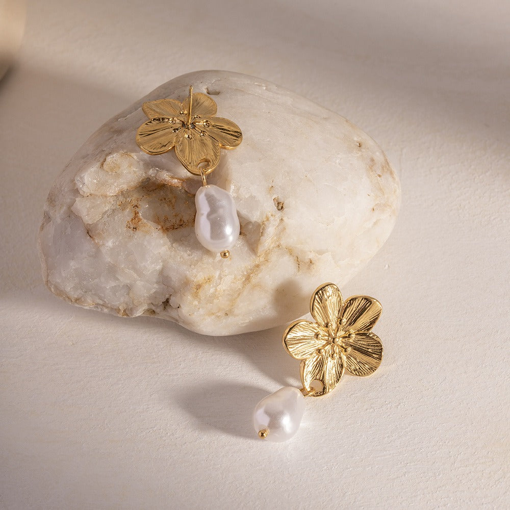 Ember – Boucles d’Oreilles Fleur Blossom avec Perle Dorées