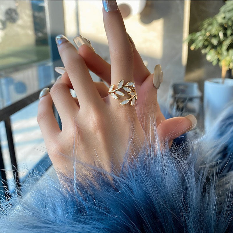 Ciara – Bague Dorée Feuilles & Opale Blanche