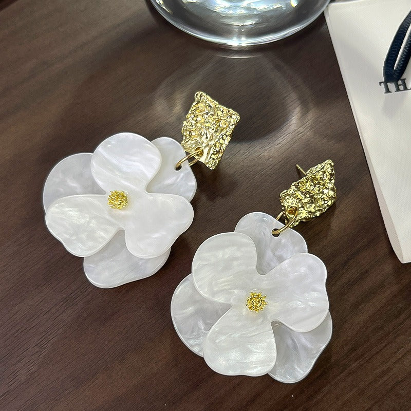 Thelma – Boucles d’Oreilles Pendantes Florales Dorées
