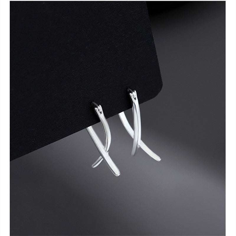 Emilie – Boucles d’Oreilles Lignes Croisées Élégantes