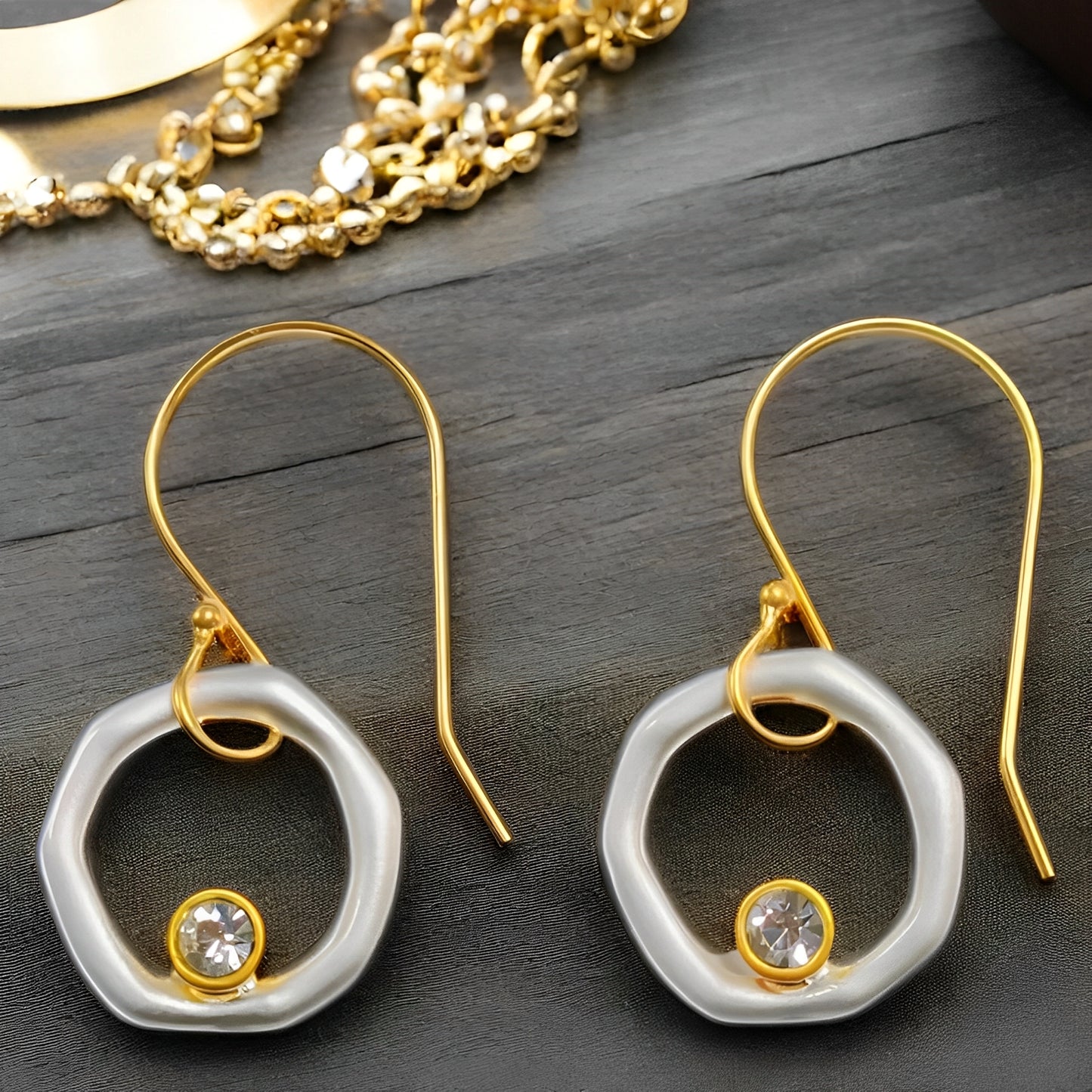 Isolde – Boucles d’Oreilles Vintage en Zircon avec Détail Doré et Argenté