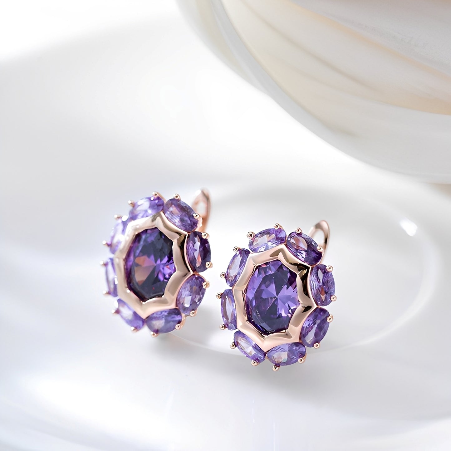 Saphira – Boucles Dorées & Zircone Violette