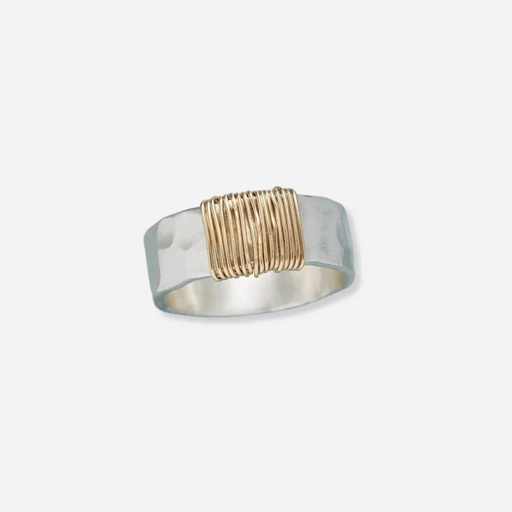 Anika – Bague Argentée au Fil Doré
